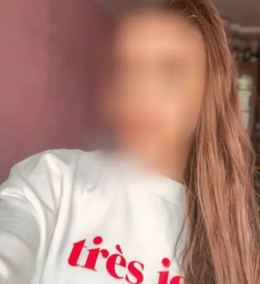 Ela, 23